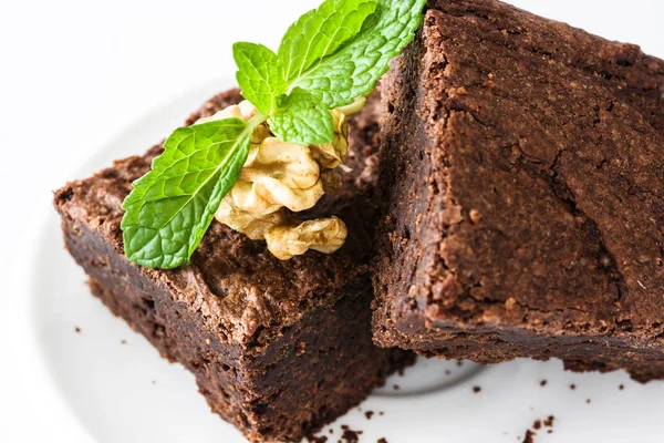 Chocolate brownie peças isoladas no fundo branco — Fotografia de Stock