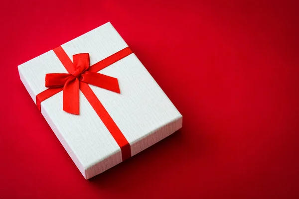 San Valentine witte geschenkdoos op rode achtergrond. Liefde concept Copyspace. — Stockfoto