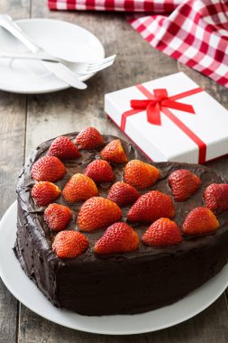 Kalp şeklinde pasta için Sevgililer günü ya da ahşap arka plan Anneler gününde