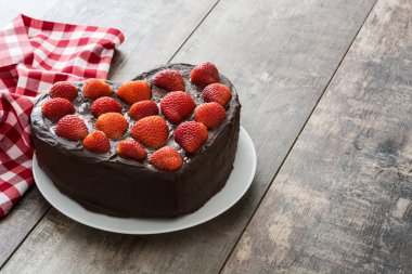 Kalp şeklinde pasta ve hediye kutusu Sevgililer günü veya ahşap arka plan Anneler gününde