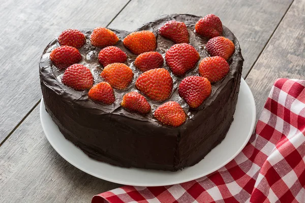 Kalp şeklinde pasta ve hediye kutusu Sevgililer günü veya ahşap arka plan Anneler gününde