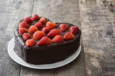 Kalp şeklinde pasta için Sevgililer günü ya da ahşap arka plan Anneler gününde