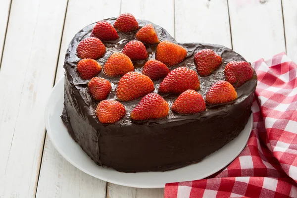 Herzförmige Torte zum Valentinstag oder Muttertag auf weißem Holzgrund — Stockfoto