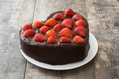 Kalp şeklinde pasta için Sevgililer günü ya da ahşap arka plan Anneler gününde