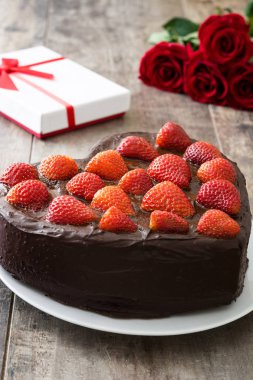 Kalp şeklinde pasta için Sevgililer günü ya da ahşap arka plan Anneler gününde