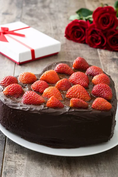 Kalp şeklinde pasta için Sevgililer günü ya da ahşap arka plan Anneler gününde