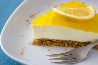 Mavi ahşap zemin üzerine limon pasta