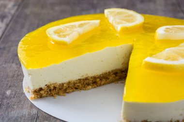 Ahşap arka planda limonlu turta