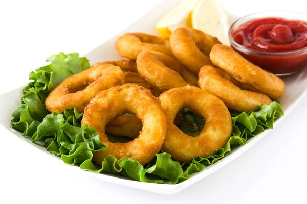 Gebratene Tintenfischringe mit Salat und Ketchup, isoliert auf weißem Hintergrund — Stockfoto