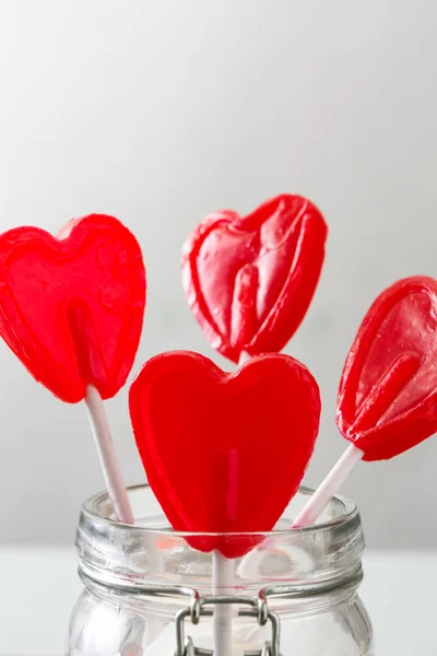 Niektóre lizaki o kształcie serca do słoika. Koncepcja Walentynki — Zdjęcie stockowe