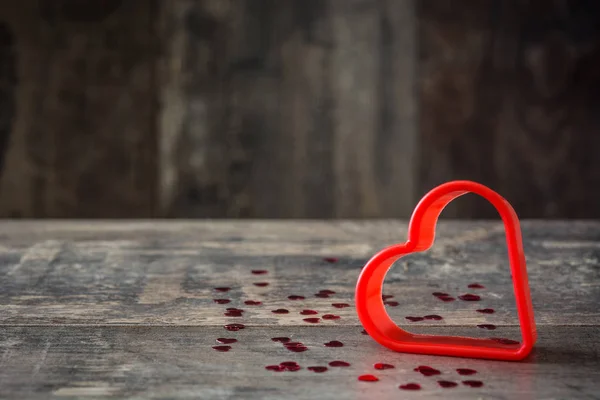 Corazón rojo sobre fondo de madera. Concepto de San Valentín. Espacio de copia . —  Fotos de Stock