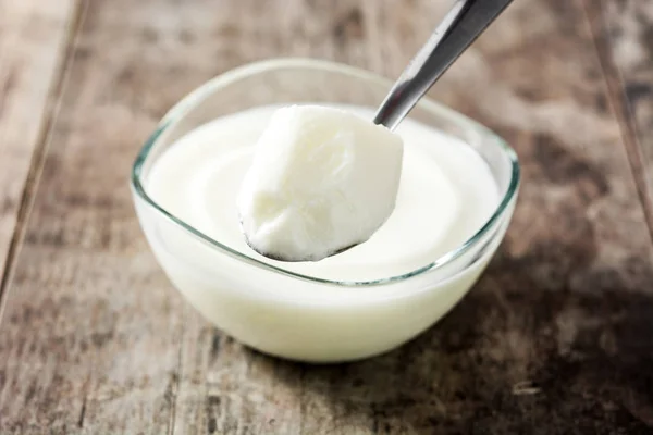 Griechischer Joghurt in Glasschale auf Holztisch — Stockfoto