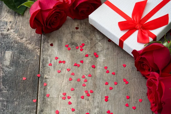 Luxe-geschenketui en rood rose op houten achtergrond. Valentines concept — Stockfoto