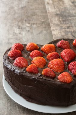 Kalp şeklinde pasta için Sevgililer günü ya da ahşap arka plan Anneler gününde