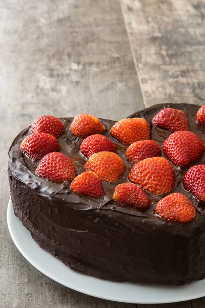 Kalp şeklinde pasta için Sevgililer günü ya da ahşap arka plan Anneler gününde