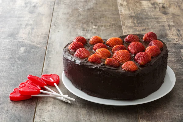 Sevgililer günü veya ahşap zemin üzerine anneler günü için kalp şeklinde pasta ve kalp lolipop