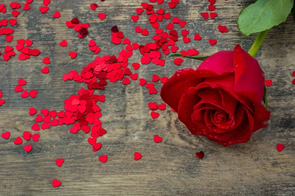 木製の背景に赤いバラ。愛の概念のバレンタインの日。Copyspace. — ストック写真