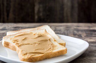 Tost arka plan ile fıstık ezmesi bıçak yakın çekim