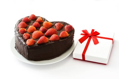 Kalp şeklinde pasta ve Sevgililer günü ya da beyaz arka plan üzerinde izole anneler günü için hediye