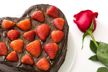 Sevgililer günü veya beyaz arka plan üzerinde izole anneler günü için kalp şeklinde pasta ve gül