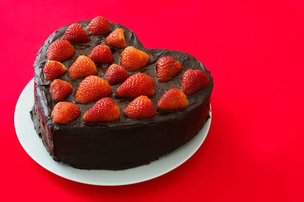 Торт в форме сердца на День Святого Валентина или День матери на красном фоне — стоковое фото