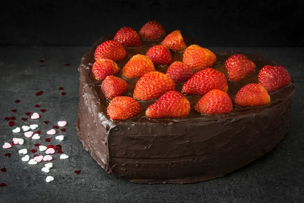 Kalp şeklinde pasta Sevgililer günü veya Anneler gününde siyah arduvaz kaplamak için