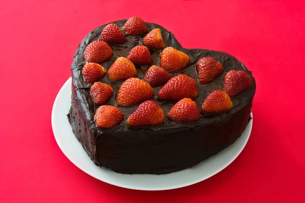 Kalp şeklinde pasta için Sevgililer günü ya da anneler günü kırmızı zemin üzerine