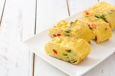 Geleneksel tamagoyaki Japon omlet beyaz ahşap tablo.
