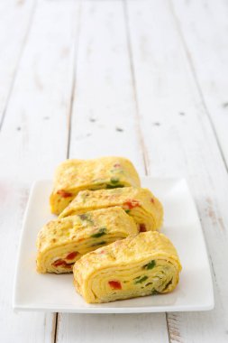 Geleneksel tamagoyaki Japon omlet beyaz ahşap tablo.