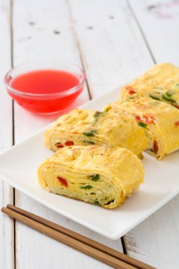 Geleneksel tamagoyaki Japon omlet beyaz ahşap tablo.