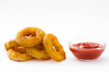 Kızarmış kalamar halkaları ile ve beyaz arka plan üzerinde izole ketçap