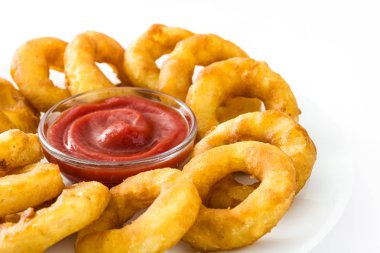 Kızarmış kalamar halkaları ile ve beyaz arka plan üzerinde izole ketçap