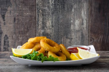 Ahşap zemin üzerine ketçap ile kızarmış kalamar halkaları