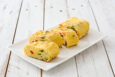 Geleneksel tamagoyaki Japon omlet beyaz ahşap tablo.