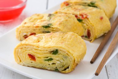 Geleneksel tamagoyaki Japon omlet beyaz ahşap tablo.
