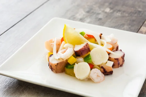 Ceviche tradicional de mariscos de Perú sobre mesa de madera —  Fotos de Stock