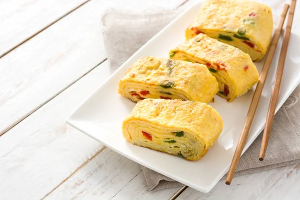 Geleneksel tamagoyaki Japon omlet beyaz ahşap tablo.