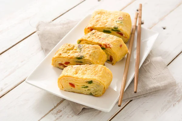 Geleneksel tamagoyaki Japon omlet beyaz ahşap tablo.