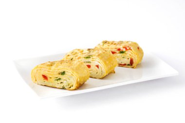 Geleneksel tamagoyaki Japon omlet beyaz arka plan üzerinde izole