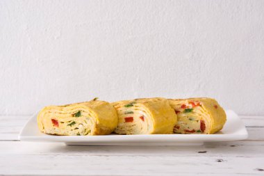 Geleneksel tamagoyaki Japon omlet beyaz ahşap tablo.
