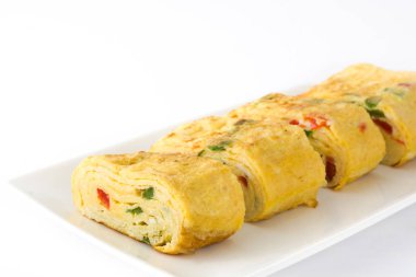 Geleneksel tamagoyaki Japon omlet beyaz arka plan üzerinde izole