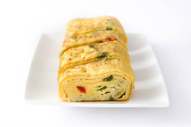 Geleneksel tamagoyaki Japon omlet beyaz arka plan üzerinde izole