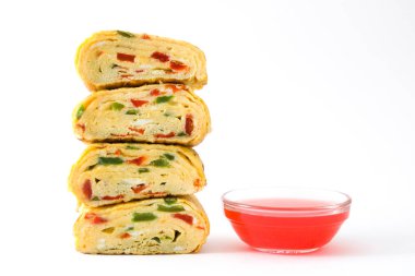 Geleneksel tamagoyaki Japon omlet beyaz arka plan üzerinde izole
