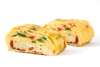 Geleneksel tamagoyaki Japon omlet beyaz arka plan üzerinde izole