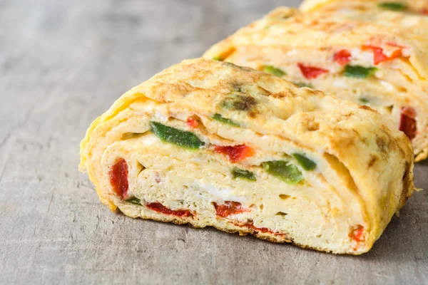 Ahşap arka plan üzerinde geleneksel tamagoyaki Japon omlet