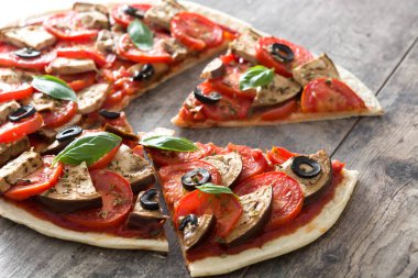 Vejetaryen pizza dilim patlıcan, domates, Siyah Zeytin, kekik ve fesleğen ile