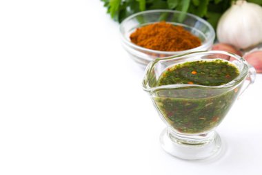 Yeşil Chimichurri sos ve malzemeler üzerinde izole beyaz zemin üzerine