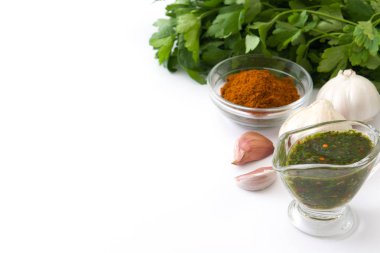 Yeşil Chimichurri sos ve beyaz arka plan üzerinde izole malzemeler