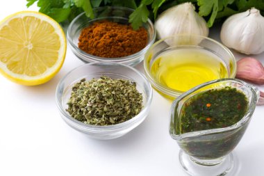 Yeşil Chimichurri sos ve beyaz arka plan üzerinde izole malzemeler