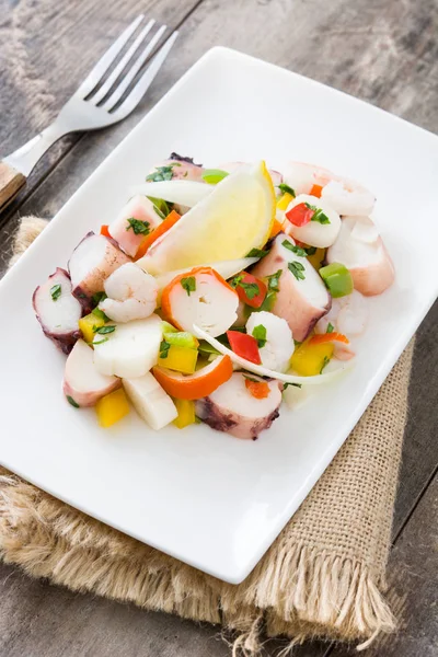 Ceviche tradicional de mariscos de Perú sobre fondo de madera —  Fotos de Stock